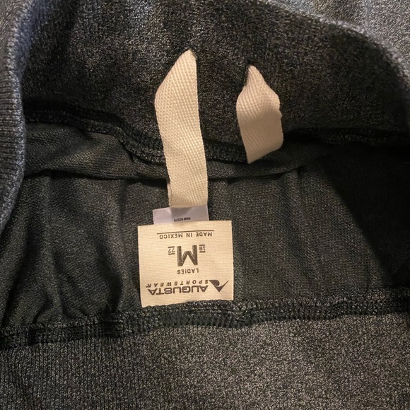 Isagenix size medium capris - Picture 2 of 3